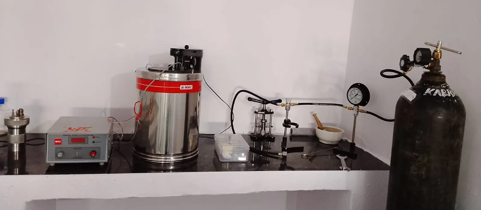 Bomb calorimeter with oxygen cylinder used for coal calorific value testing