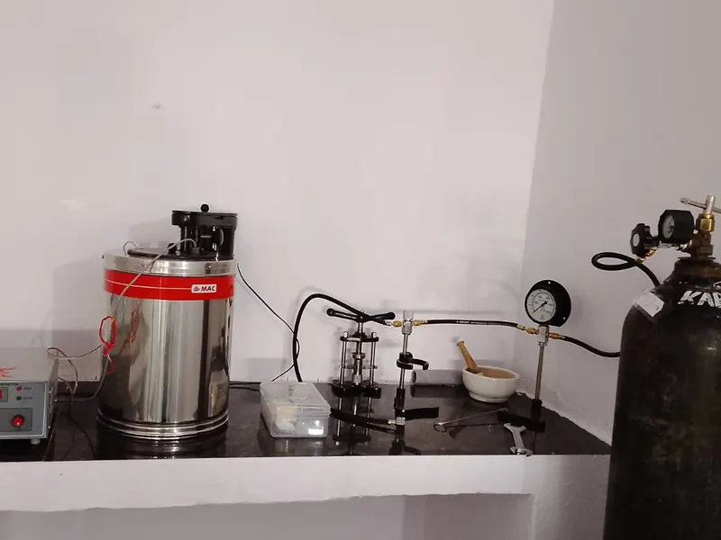 Bomb calorimeter with oxygen cylinder used for coal calorific value testing